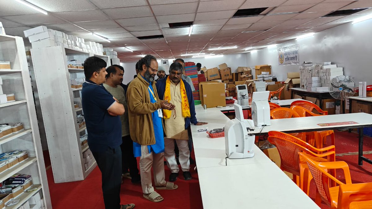 BJPMadhukarAP's tweet image. #PrayagrajMahakumbh2025 లో  చాలా మందికి తెలియని అతిపెద్ద సేవా కార్యక్రమం &quot;నేత్ర కుంభ్ &quot; .#RSS ప్రేరణతో నడుస్తున్న ఈ #NetraKumbh లో  ఉచితంగా కంటి పరీక్షలు నిర్వహించి,అవసరం అయిన వారికి ఉచితంగా కళ్ళజోడు ఇస్తున్నారు.గత 46 రోజుల్లో  1,33,652 మందికి ఇచ్చారు.