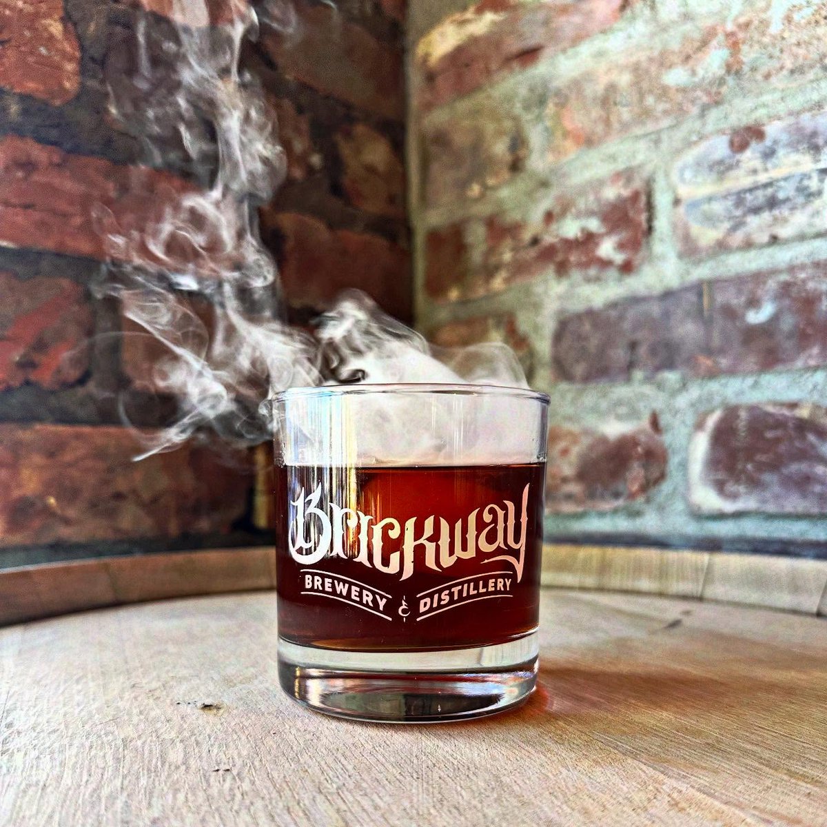 🥃 𝐬𝐦𝐨𝐤𝐞 '𝐞𝐦 𝐢𝐟 𝐲𝐨𝐮 𝐠𝐨𝐭 '𝐞𝐦 💨

📸 kennysbrews_views (IG)

#DrinkLocal | #DrinkBrickway