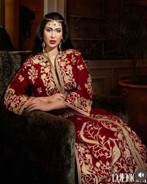 MounaNaceri's tweet photo. Moroccan caftan #NtaaFassi and #KhitErrouh diadem on l'Officiel's cover.♥️🇲🇦 https://t.co/rdnJoKfFJk