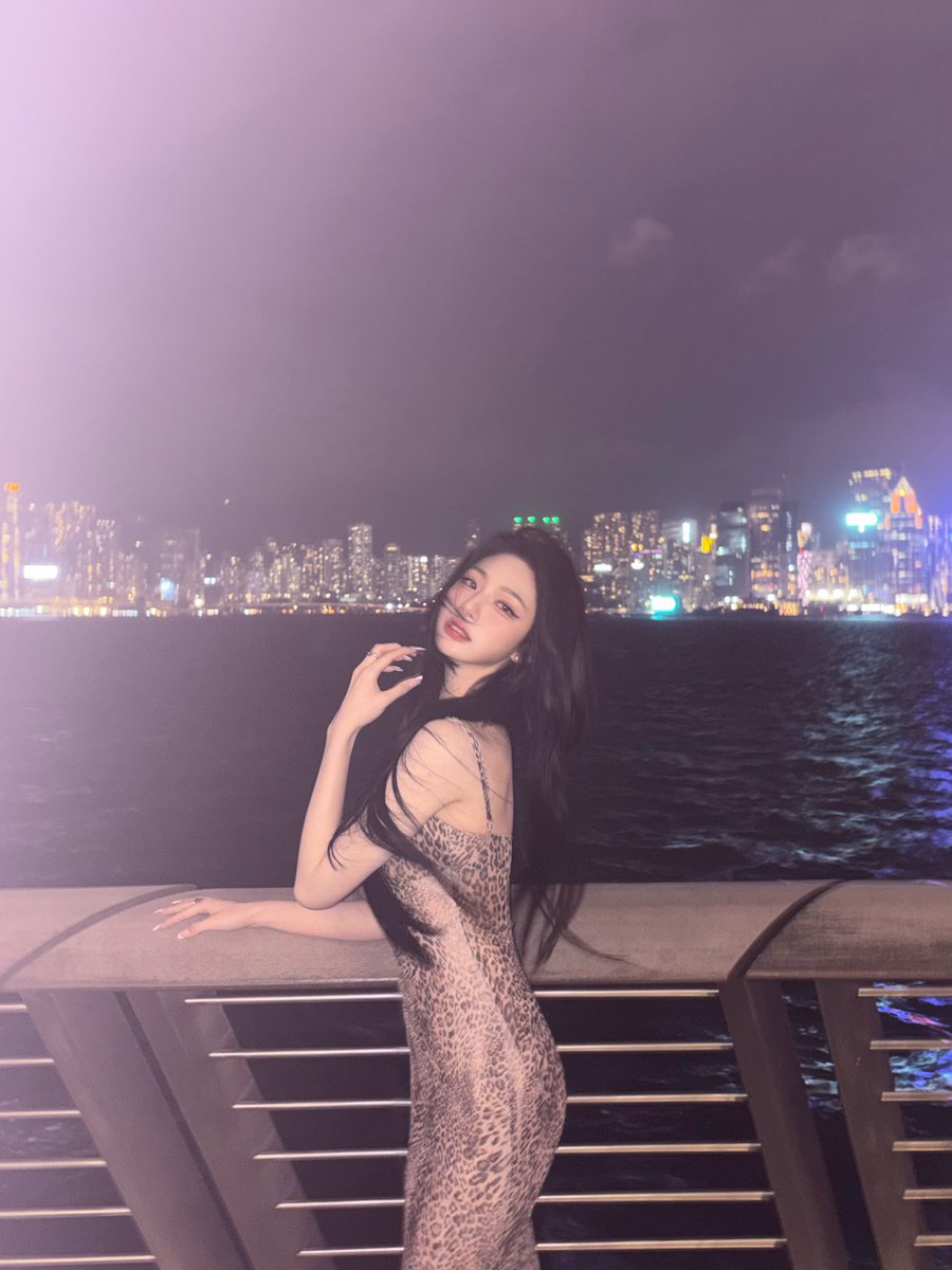 she's so freaking hot🤭