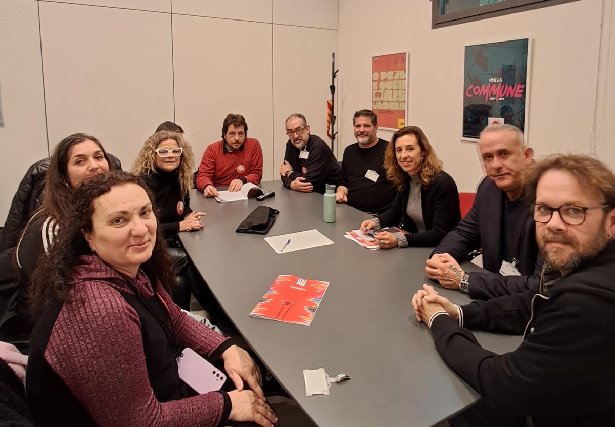 CCOO Educació (@ccooeducacio) on Twitter photo La Plataforma del 6% per a l'educació ens hem reunit amb <a href="/EstradaLaia/">Laia Estrada</a> de <a href="/cupnacional/">CUP Països Catalans</a> per demanar el suport a la ILP.
Hem recollit 57.000 signatures, centenars d'Ajuntaments han aprovat resolucions, centenars de consells escolars s'han adherit
Ara cal aprovar-la <a href="/parlamentcat/">Parlament de Catalunya</a> ! La Plataforma del 6% per a l'educació ens hem reunit amb <a href="/EstradaLaia/">Laia Estrada</a> de <a href="/cupnacional/">CUP Països Catalans</a> per demanar el suport a la ILP.
Hem recollit 57.000 signatures, centenars d'Ajuntaments han aprovat resolucions, centenars de consells escolars s'han adherit
Ara cal aprovar-la <a href="/parlamentcat/">Parlament de Catalunya</a> !