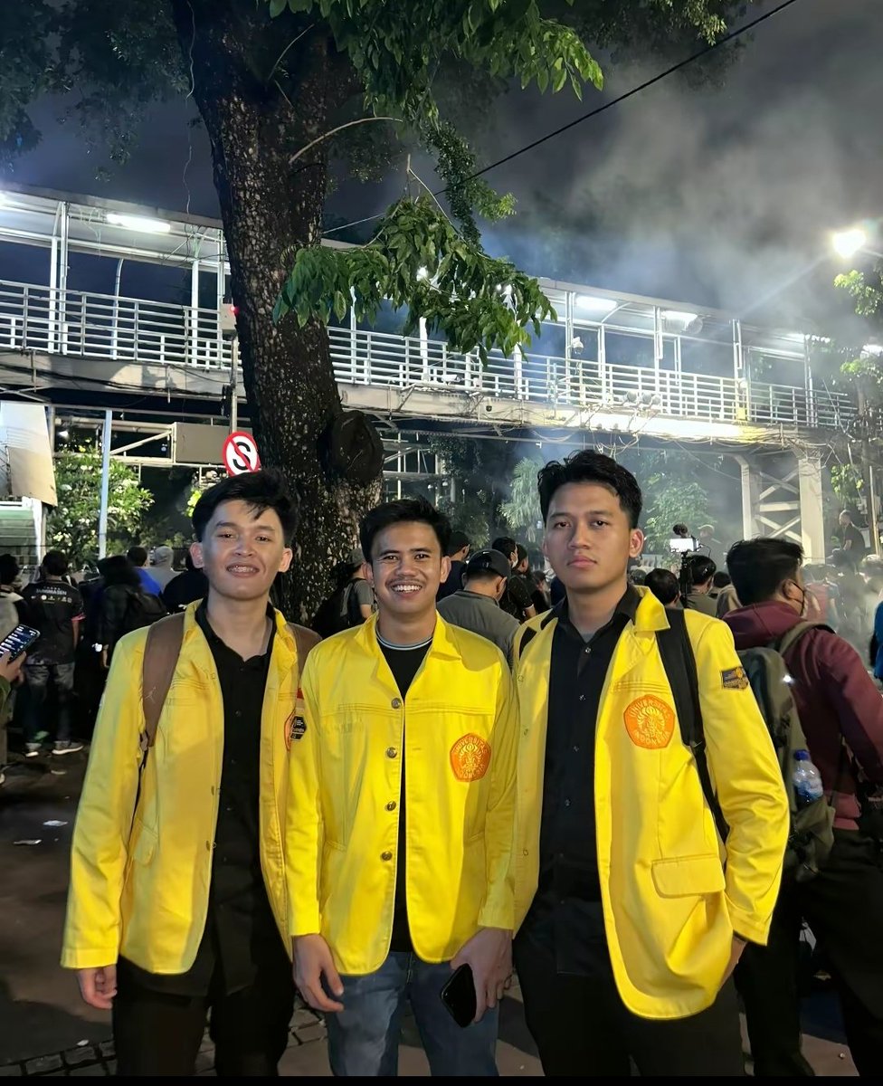 Makin muncul bukti-buktinya,kalau  demo #IndonesiaGelap emang cuma buat selametin Hasto doang ohok.. ohok.
Dengan berusaha copot Kapolri ohok..ohok...

*Bonus pic di komentar