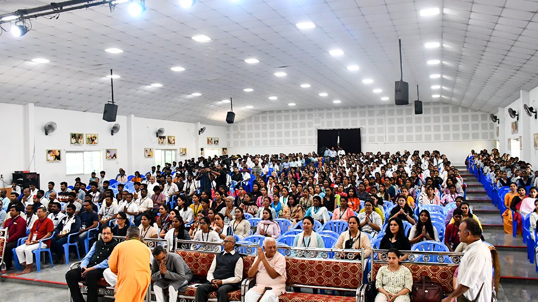 "Advancing the science of Yoga at S-VYASA! 🧘‍♂️📖✨ The National Seminar on Yoga Research &amp; Evidence-Based Yoga Therapy was a remarkable gathering of scholars, researchers, and practitioners. Grateful for the shared wisdom and dedication to holistic well-being.