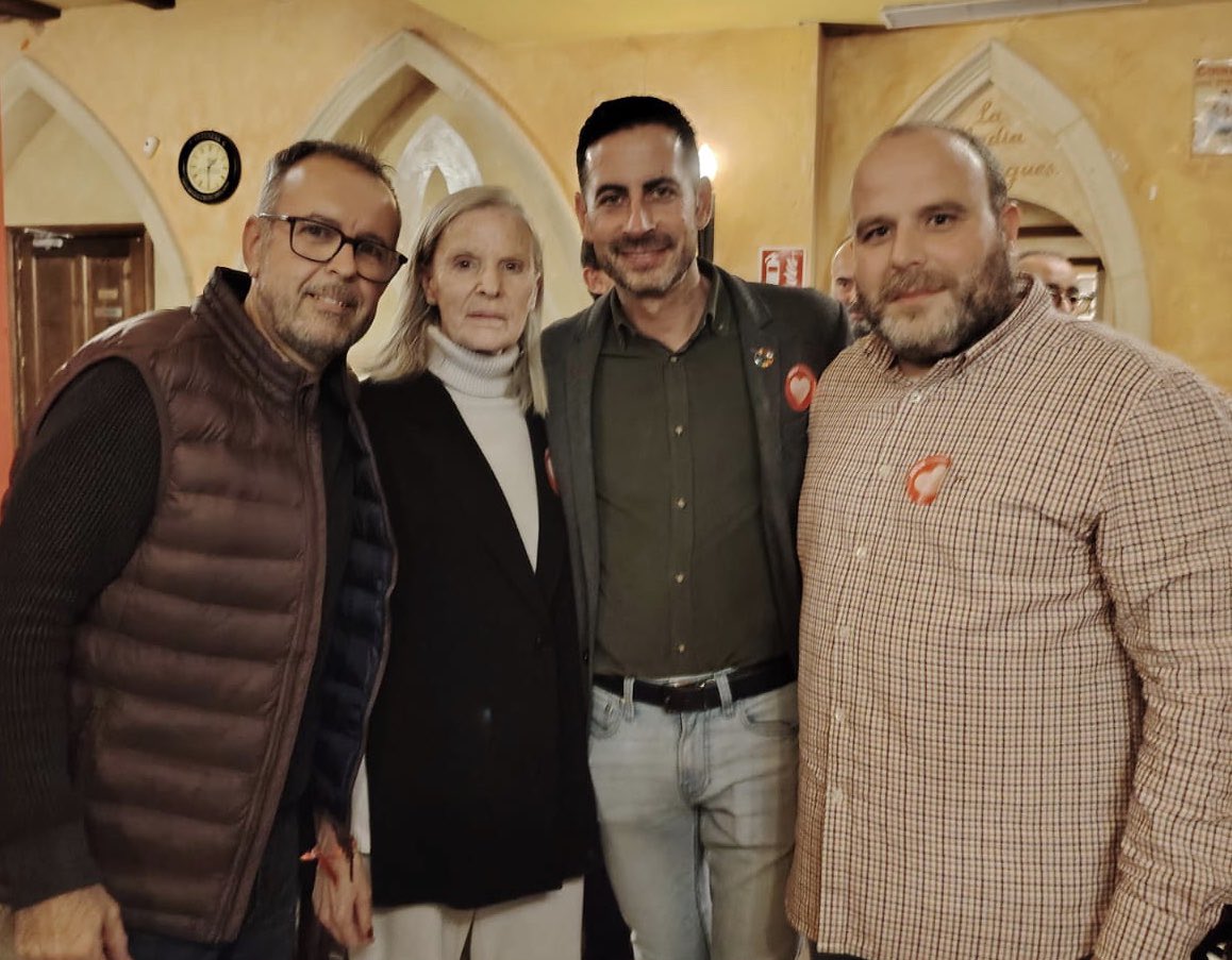 marisaparrilla's tweet photo. Valencia se vuelca con @CarlosFBielsa Un encuentro en el que la sintonía y la esperanza por un partido unido, solvente, y en el que la militancia recupere su espacio de participación, convierte el acto en oportunidad para seguir creciendo y mejorando como partido 
#FuturComPartit https://t.co/dlUDTvz1qx