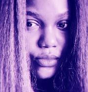 "Bost mintzaira dakarzu ezpainetan.
Lehenengoa zortzi urterekin ikasi zenuen.
Anai-arrebengandik aldenarazi zintuenak irakatsi zizun
neskatilei irribarre egiten dieten gizonek
zergatik sortzen dizuten egonezina"

Ijeoma Umebinyuo
Itz.: Karmen Irizar
susa-literatura.eus/liburuak/mkai5…

39/39