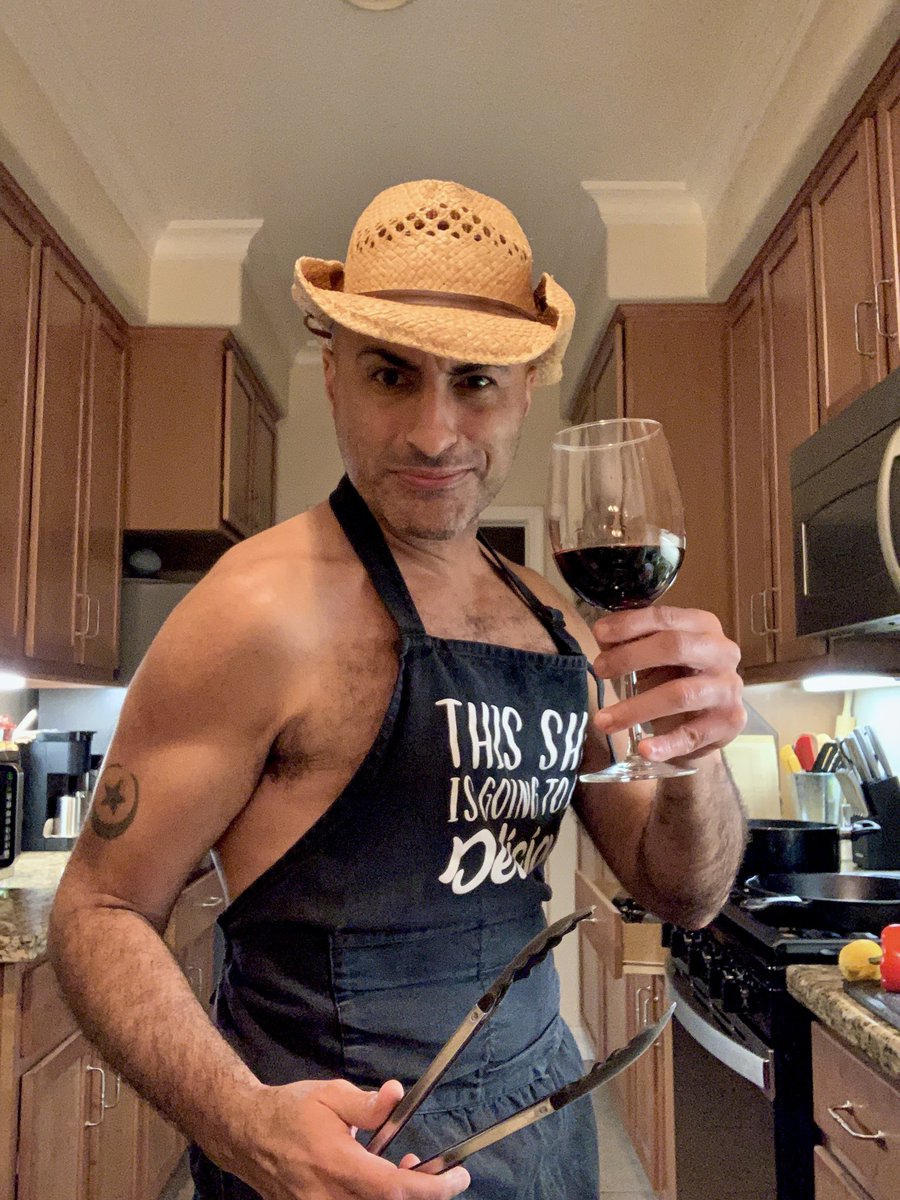 slimkhezri's tweet image. #Cookingdinner 👅 Dinner tonight: Beyond Beef® (Plant-based/ Vegetarian) with Poblano Peppers &amp;amp; Onions. 🌶🧅 With (Roasted) Caesar-Style Broccoli #fusioncuisine + Glass Red Wine 🍷 (2016, Amici Cabernet Sauvignon Napa) 

Life is Good 😊 
LET’S EAT! #SlimKhezri