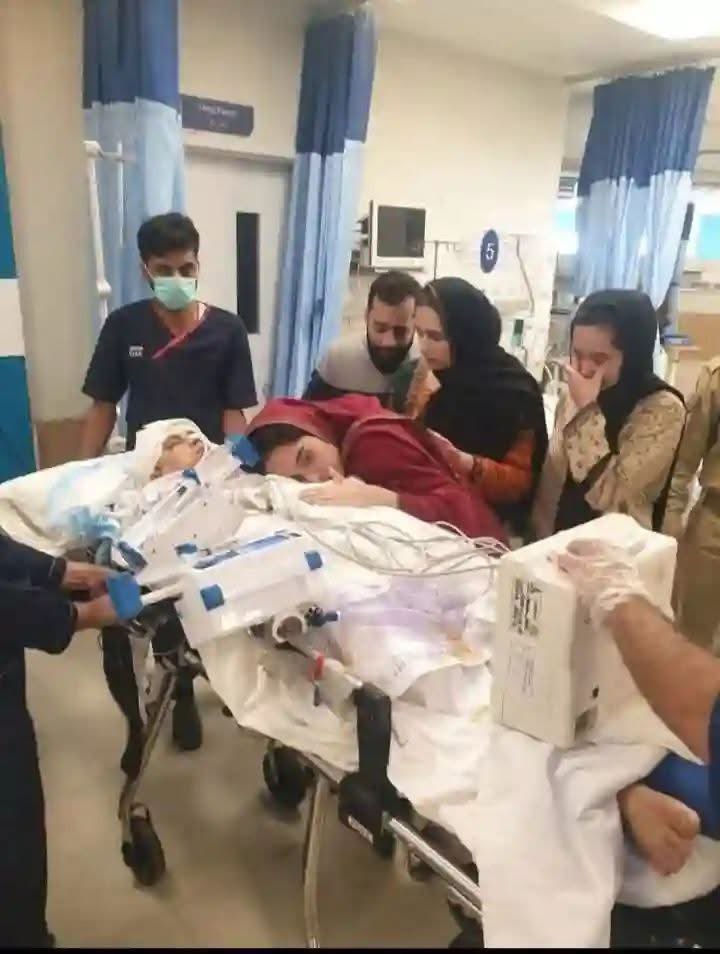 💐 ایک عظیم ماں  🥀

مس رفعت 5 دن پہلے صبح 8:30 بجے وفات پا گئیں.😢
وہ ایک رضاکارانہ اعضاء عطیہ دہندہ تھیں جنہوں نے اپنی زندگی میں یہ وصیت کی تھی.ان کے بھائی بریگیڈیئر زاہد بیگ مرزا، جو نیفرولوجسٹ اور کریٹیکل کیئر اسپیشلسٹ ہیں، نے اپنی فیملی کے ساتھ مل کر ان کی خواہش کو پورا کرنے