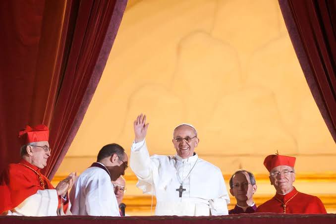escalonamar's tweet photo. The very first radical thing Pope Francis did was to not wear the elaborate Papal mozzetta—a symbol of temporal power—when he was first presented (“habemus papam!”) to the whole world at the balcony of St. Peter’s.

Pope Francis has never worn  the mozzetta ever. https://t.co/9BE1k16waz