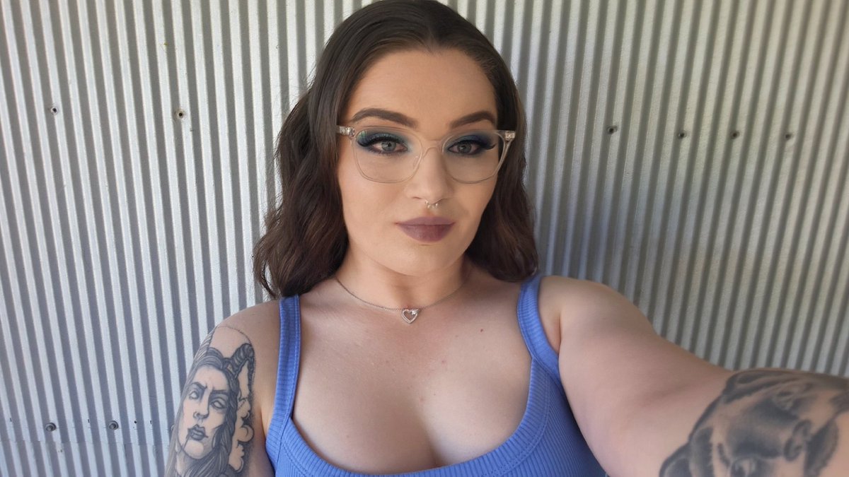 SideEyeQueen666's tweet photo. Life is a precious gift; cherish each moment for it holds the beauty of experiences, connections and the potential for joy ♡

#blueforstacey #brunette #brunettehair #brunettegirl #brunettehairgirl #tattoos #tattooed #piercings #pierced #metalhead #metalheadgirl #alternative https://t.co/gNHPjwrmCa