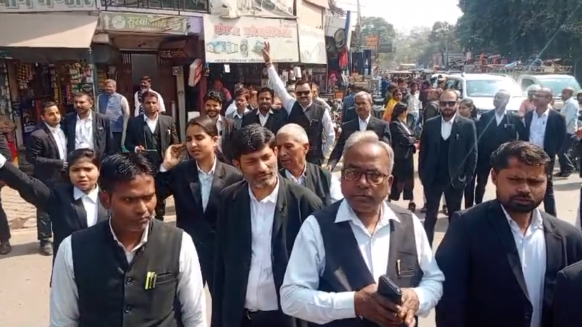 bstvlive's tweet photo. 📍 रायबरेली: अधिवक्ताओं का जोरदार प्रदर्शन
⚖️ अधिवक्ताओं ने दीवानी गेट के बाहर किया विरोध प्रदर्शन।
📜 प्रदर्शन का कारण था अधिवक्ता संशोधन बिल 2025, जिसे लेकर वे नाराज थे।
👨⚖️ बिल के पास होने को लेकर विरोध जताया गया।
#RaeBareli #LawyersProtest #AdvocateAmendmentBill #UPNews #LegalNews