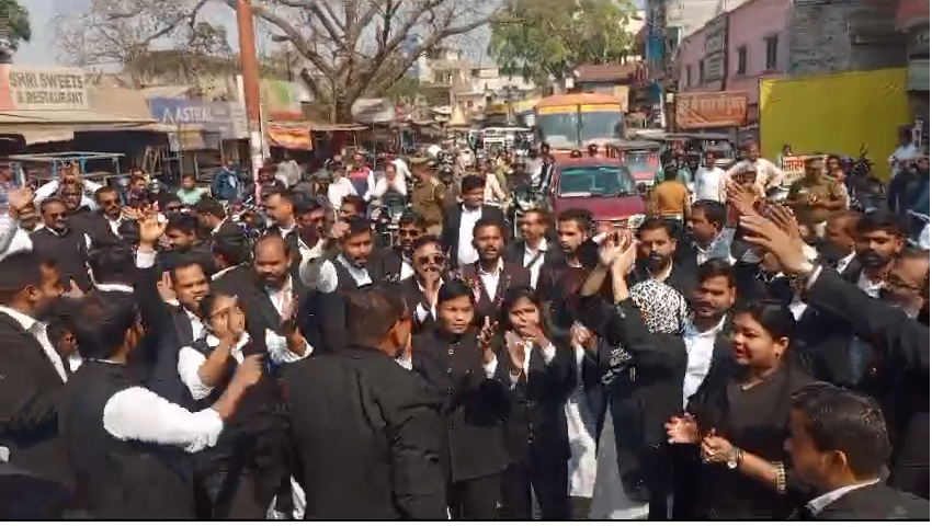 bstvlive's tweet photo. 📍 रायबरेली: अधिवक्ताओं का जोरदार प्रदर्शन
⚖️ अधिवक्ताओं ने दीवानी गेट के बाहर किया विरोध प्रदर्शन।
📜 प्रदर्शन का कारण था अधिवक्ता संशोधन बिल 2025, जिसे लेकर वे नाराज थे।
👨⚖️ बिल के पास होने को लेकर विरोध जताया गया।
#RaeBareli #LawyersProtest #AdvocateAmendmentBill #UPNews #LegalNews