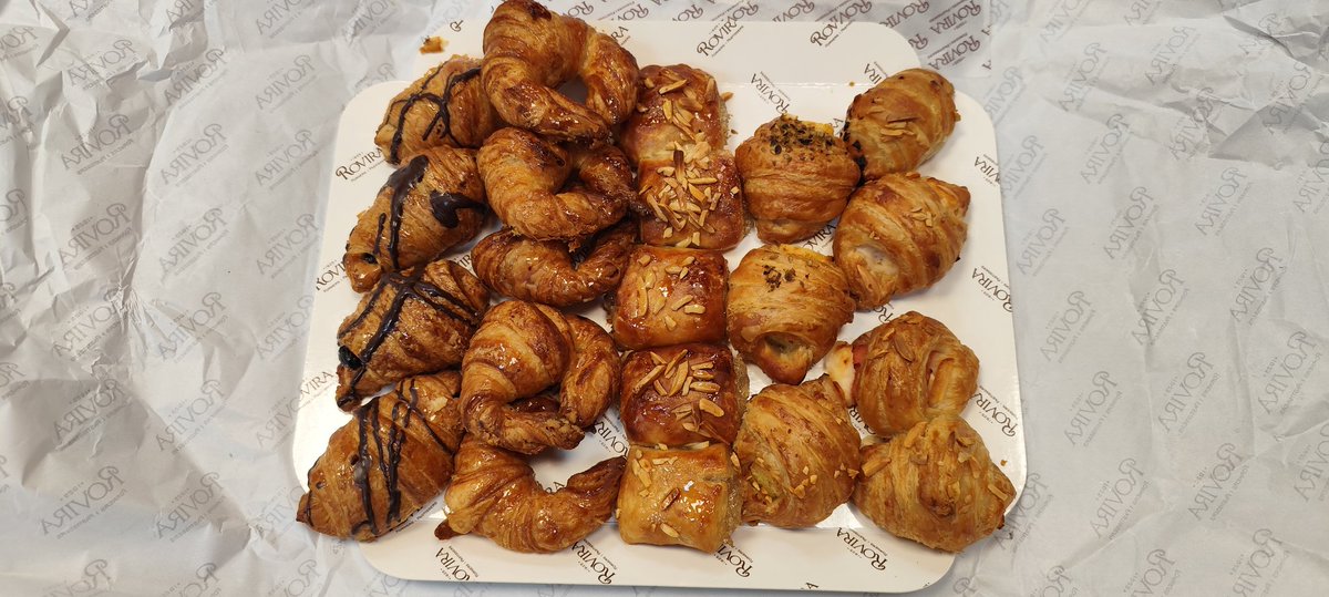 #BonDia, #Tuiterlanders!!!
Que sí, que el meu #cumple es demà, però...
Un detallet amb la gent de l'oficina no està de més, oi???
😜😜😜
Gaudiu del divendres, vaaaaa!!!
💪🏼💪🏼💪🏼