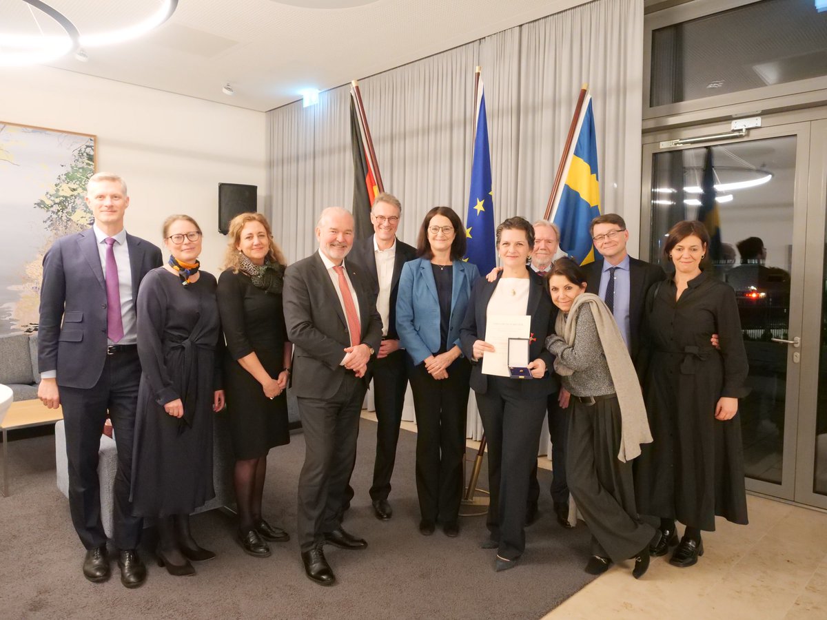 Stort grattis to <a href="/jlmalmqvist/">Jenny L Malmqvist</a>, Deputy HR Director at <a href="/Utrikesdep/">Utrikesdepartementet</a> and former envoy at <a href="/Swebotschaft/">Botschaft Schweden</a>, on the German Federal Cross of Merit #Bundesverdienstkreuz. Always an honor to award those who so greatly contribute to our strong German-Swedish relations. 🇩🇪🤝🇸🇪