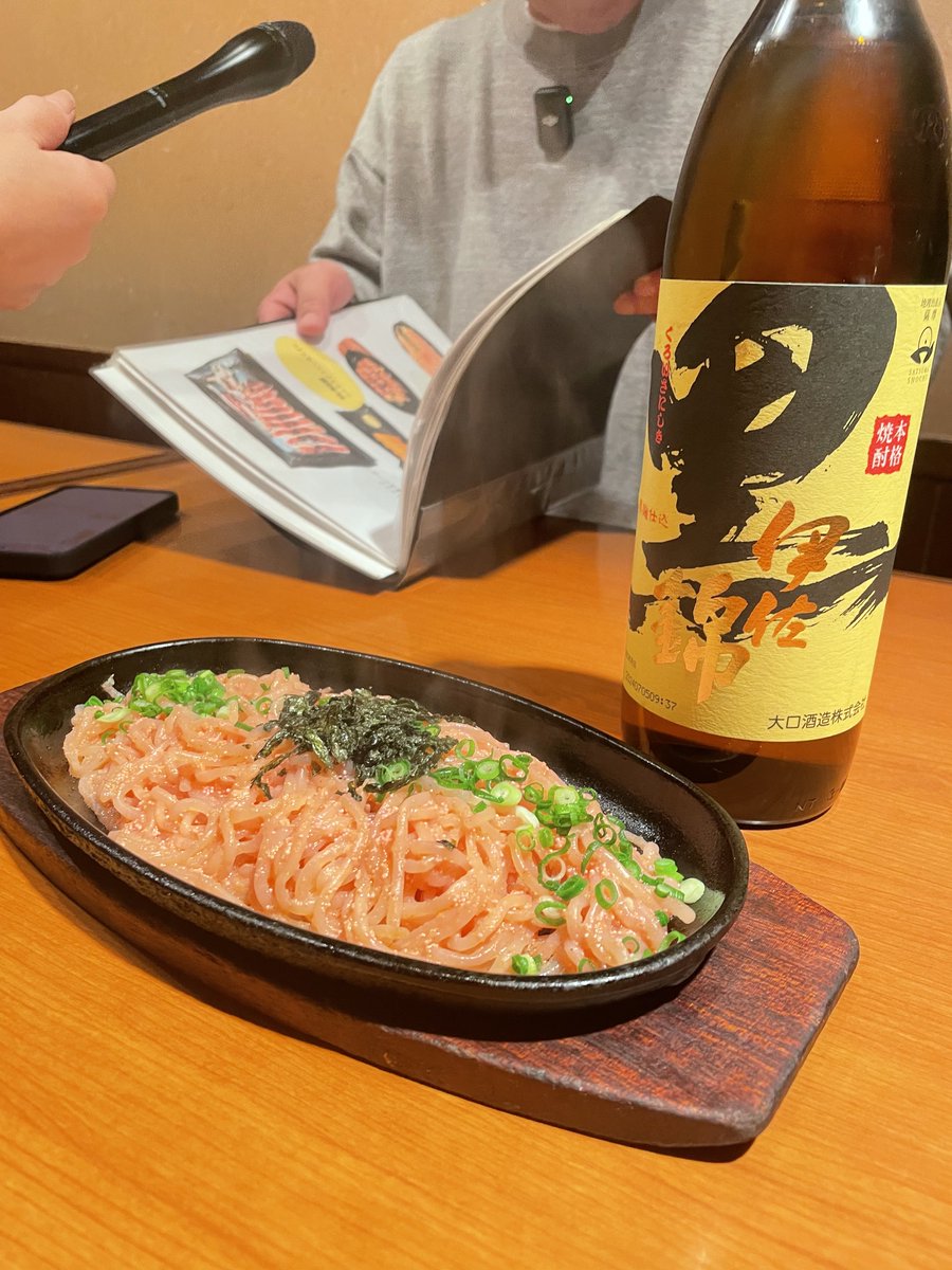 o_isanishiki's tweet image. /／
「#田中健二の今宵もくろいさ！📻」
\＼

吉本興業の #田中健二 さんが #黒伊佐錦 に合う福岡絶品料理をご紹介！

第8回目は福岡市博多区の｢#和久伊 様」

鉄板焼きのしらたき明太やちゃんこ鍋で黒伊佐錦がぐびぐびススみます☺

放送は本日2/21 20時～です📻