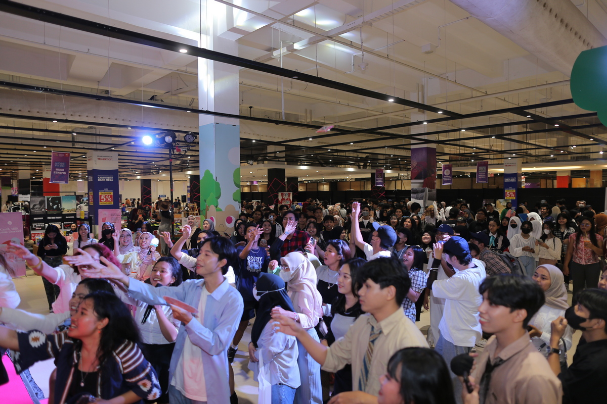 HOBICON 2024 was LIT with incredible performances from passionate K-Pop communities! From jaw-dropping dance covers to fan chants that shook the venue, the energy was UNMATCHED! 💖

Who else is still vibing to those electrifying moments? 😍#HOBICON2024 #KpopCommunity #HallyuWave