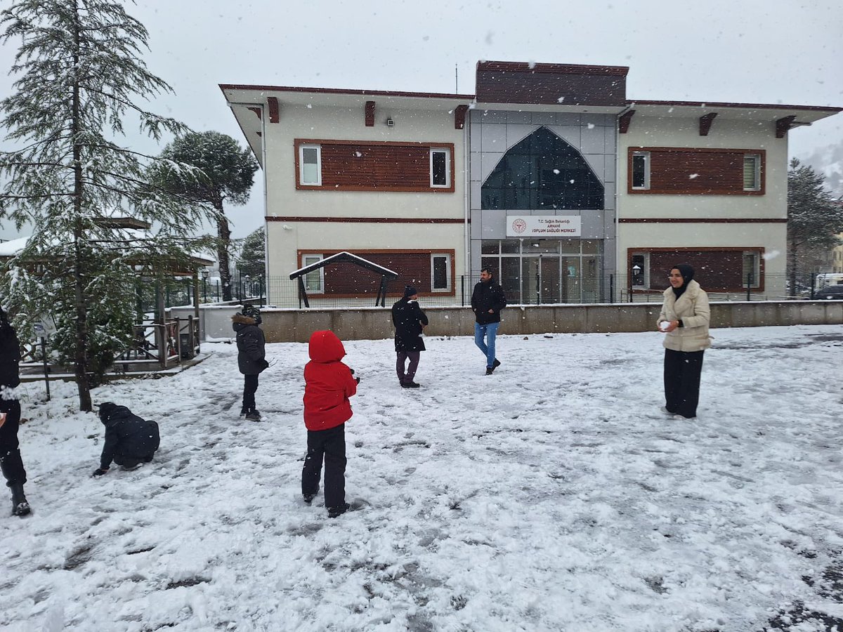 Gençlik merkezimizde gönüllülerimizle birlikte kar topu keyfi ❄️☃️⛄️🌨️ 

@oa_bak 
<a href="/gencliksporbak/">Gençlik ve Spor Bakanlığı 🇹🇷</a> 
@gsbgenclik 
@hasankara0841
