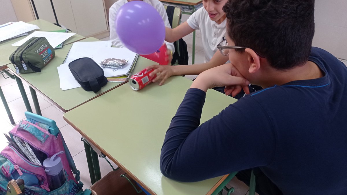 Antonio del Salto (@experiprinfa) on Twitter photo En <a href="/CEIPMediterrne1/">CEIP Mediterráneo</a> y en #melilla distintos experimentos de electrostática. Divertidos. En <a href="/CEIPMediterrne1/">CEIP Mediterráneo</a> y en #melilla distintos experimentos de electrostática. Divertidos.