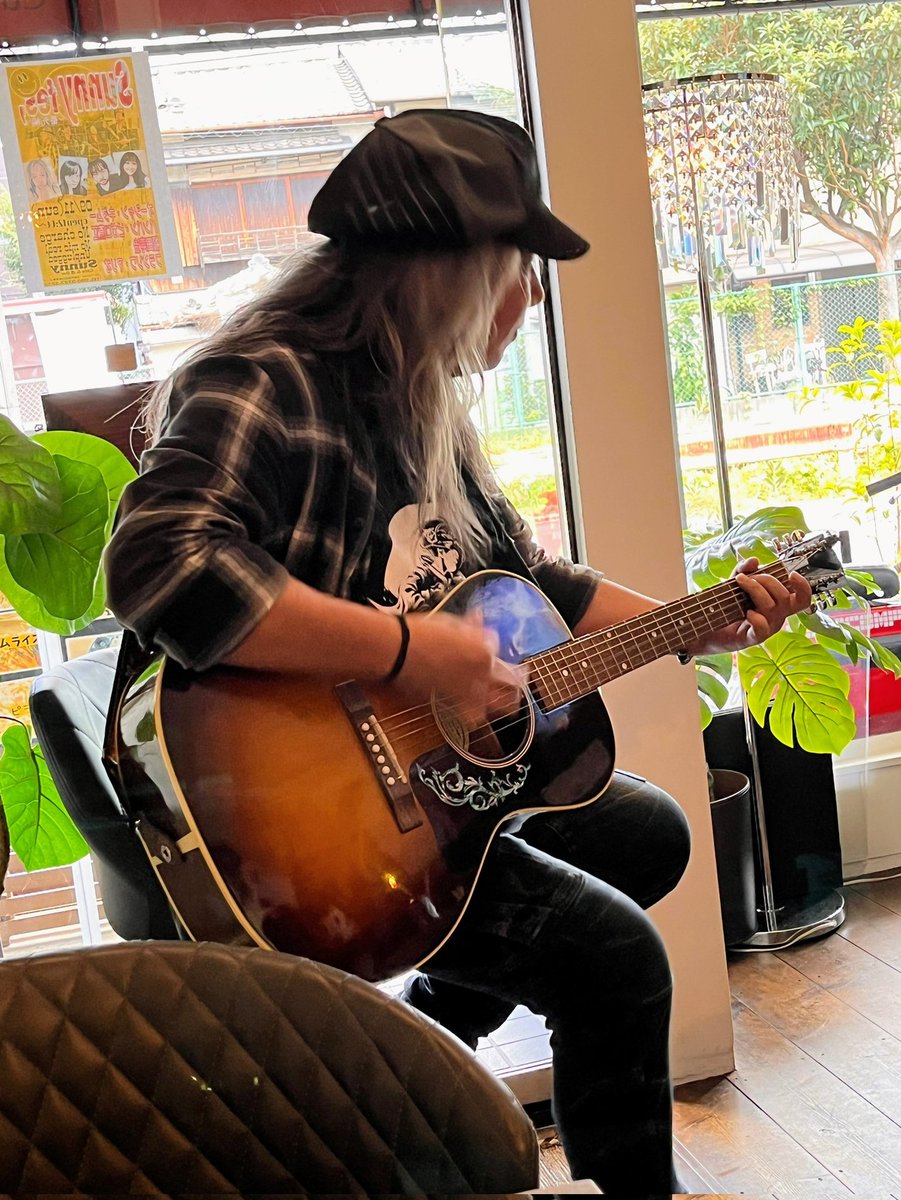 kai_sink's tweet photo. 2020年にゲットした憧れの初おギブ🎸Gibson L-00 Studio walnut burst✨️を久しぶりに拭き拭き✨️ハードケースに入れてたら甘い香りがまたぇえ感じ✨️(*´ω`*)さ♪三連休〜🎶
#gibson
#guitar
#l00
#walnut
#スモールギブソン https://t.co/XfwxewGRsm
