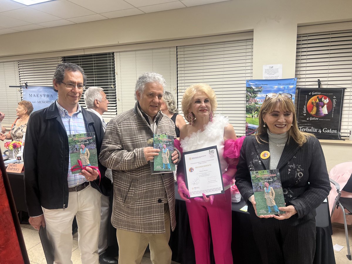 MayraSapeg's tweet photo. Encuentro de Tertulias, aquí con el señor cónsul de México, Juan Sabines, el director cultural Vicente Colmenares y la señora María Fernández, fundadora de lasTertulias cuatro Gatos. https://t.co/D7nIfwqgPP