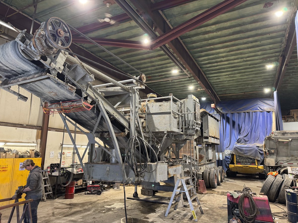 bonnechereexc's tweet image. Winter is a time for quiet reflection, uhhh I mean… winter is a time for maintenance. Our #cedarrapids 22-48 Primary Jaw is getting a little love at our Renfrew shop. #aggregateproduction #callthemechanic #renfrewcounty #ottawavalley #constructionlife #tradesrock #thebigblue