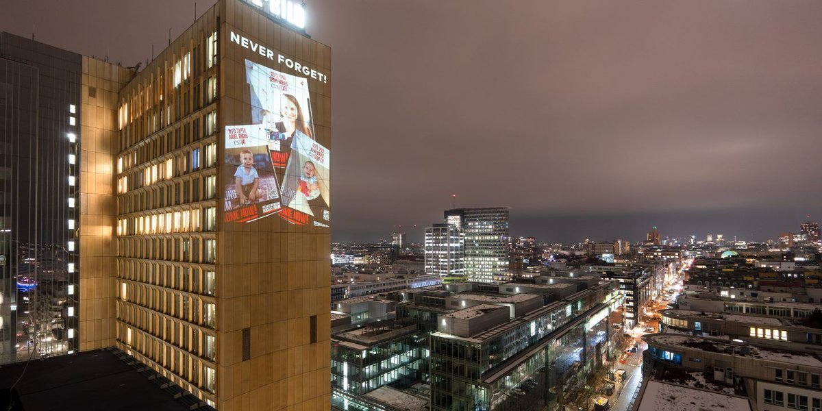 JuedischeOnline's tweet image. Am Hochhaus des Axel-Springer-Verlags in Berlin erstrahlten am Donnerstagabend die Gesichter von Shiri, Ariel und Kfir Bibas. Die »Welt«-Gruppe will damit auf ihr grausames Schicksal in der Gewalt der Hamas aufmerksam machen. juedische-allgemeine.de/politik/welt-g…
