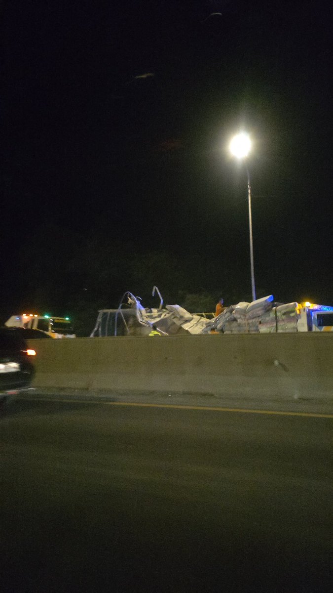 KM 92 arah jakarta, truck muatan entah apa berkarung2 jatuh nutupin jalan <a href="/PRFMnews/">Radio PRFM</a> kondisi macet