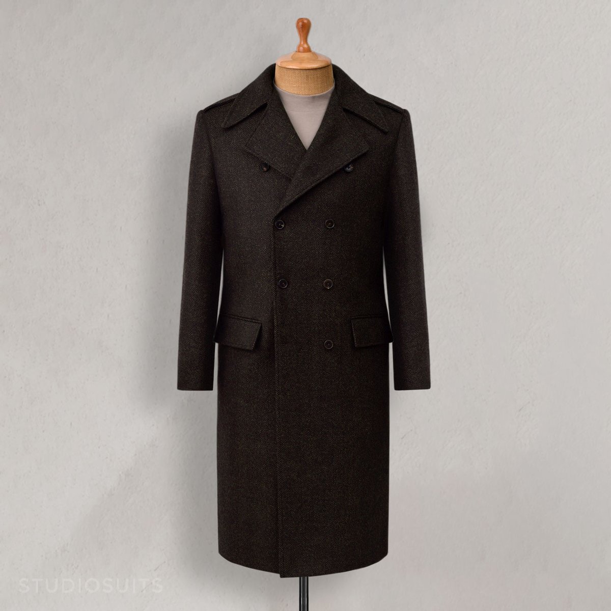 StudioSuits's tweet image. Customer Order Spotlight!
Overcoat commissioned by our Client from Kentucky.
Highlander Heavy Dark Brown Herringbone Tweed GQ Overcoat – Timeless, tough, and tailored for impact. 
Shop for this style here👉 t.ly/_Kul_
#studiosuits #overcoat #tweed #coat #herringbone