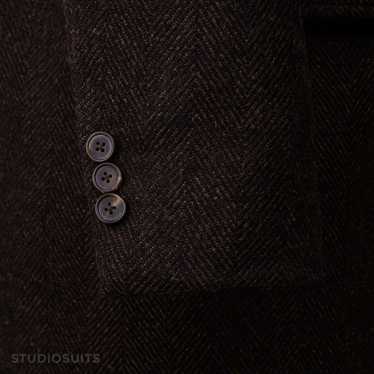 StudioSuits's tweet image. Customer Order Spotlight!
Overcoat commissioned by our Client from Kentucky.
Highlander Heavy Dark Brown Herringbone Tweed GQ Overcoat – Timeless, tough, and tailored for impact. 
Shop for this style here👉 t.ly/_Kul_
#studiosuits #overcoat #tweed #coat #herringbone