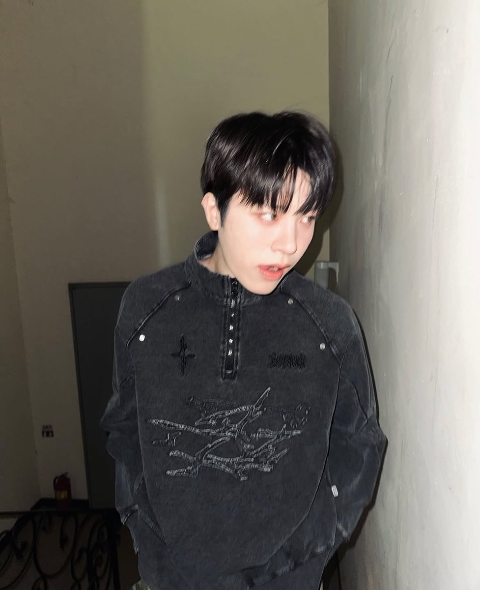 junghwanfeed's tweet photo. junghwan ig update 📸 🖤 #소정환 https://t.co/lvMzOwd5QJ