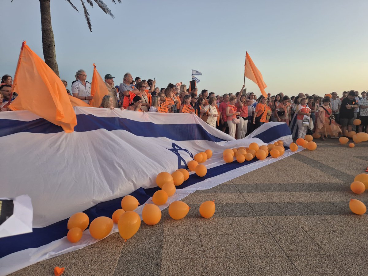 danilerer's tweet photo. MONTEVIDEO, URUGUAY 

Bajo el lema "TODOS SOMOS BIBAS" se llevó a cabo la concentración para homenajear a los niños asesinados por Hamás, pedir por la liberación de todos los secuestrados que siguen en cautiverio y repudiar al terrorismo palestino y a sus cómplices 🇺🇾 🇮🇱 https://t.co/RANImYyJ1s