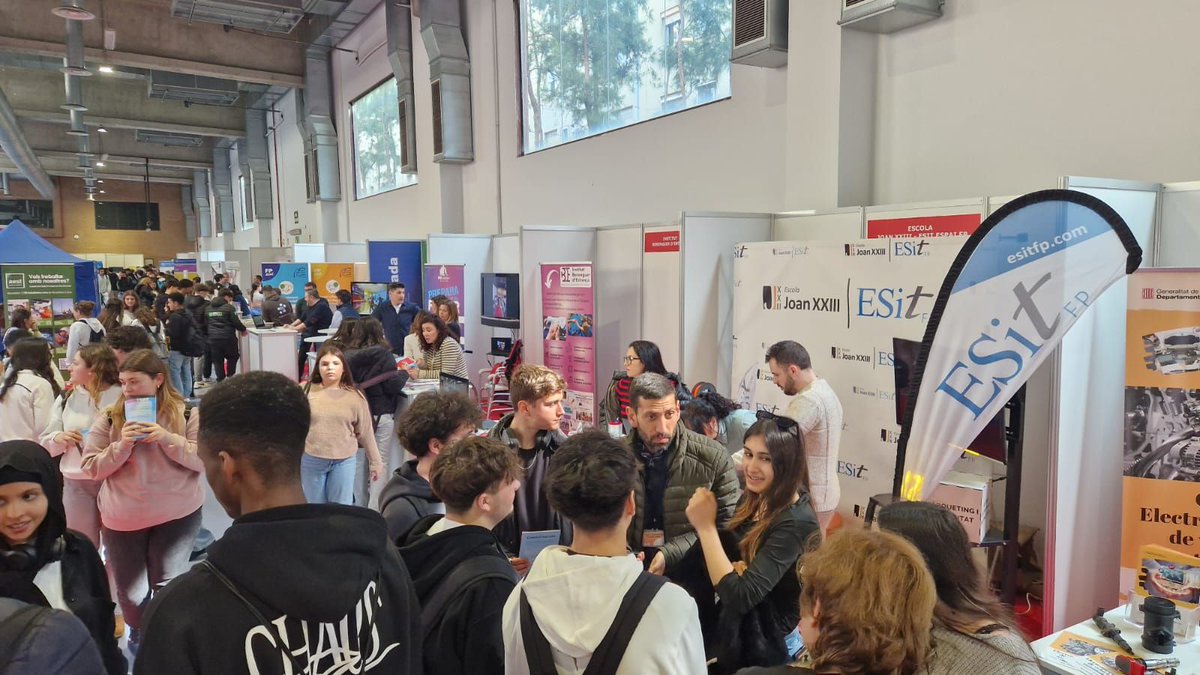 L’ Escola Joan XXIII – Esit FP ha estat present durant la Fira amb un estand on s’han apropat joves i families per conèixer de primer mà l’oferta formativa dels Cicles Formatius del Centre.  buff.ly/4gT3wGM