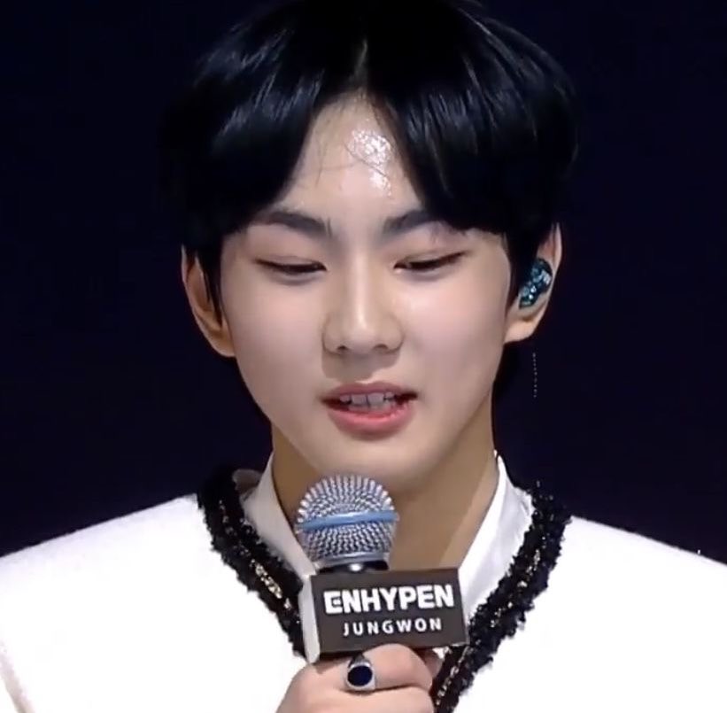 볼때마다 마음이 이상해짐
긴장해서 이마에 땀 송글송글인 열일곱 아기리더 🥹