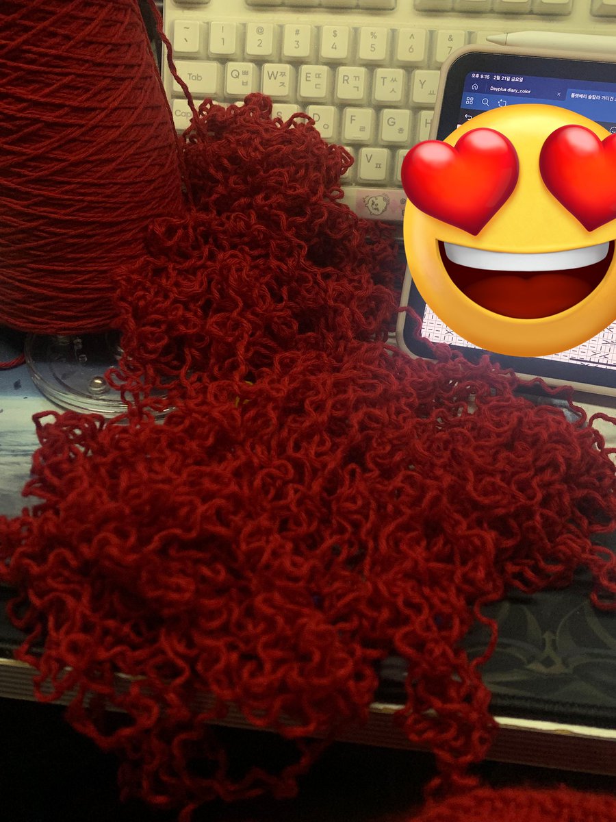 좀 징그러울지도..
지금까지 뜬 소매 다 풀렀음 5부정도 됐는데!!!!!
사유 : 두코꽈배기 매단에서함… 원통인데……