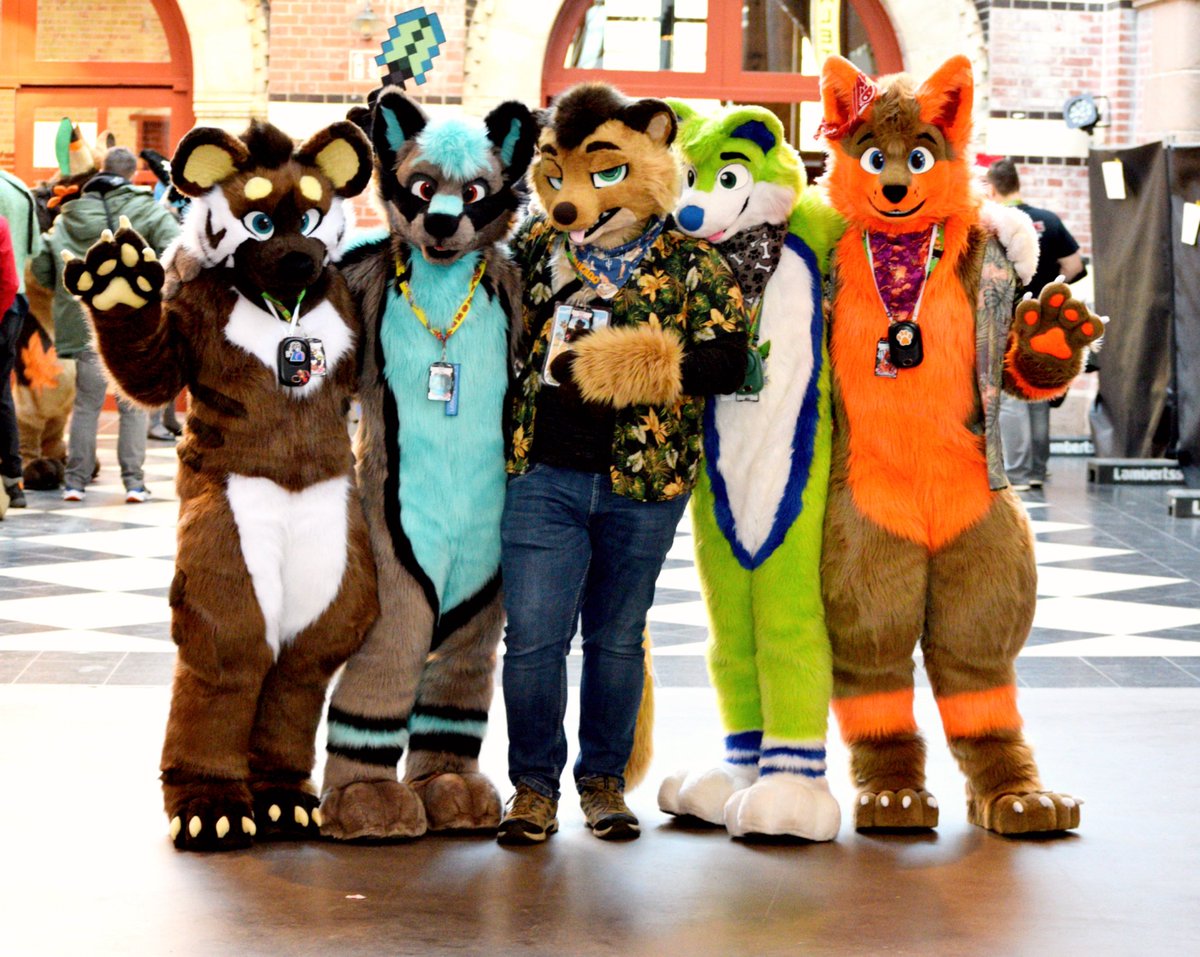 Happy #FursuitFriday from #NFC25.
Have a nice weekend and for everyone who is here, I look forward to seeing you.
With <a href="/Lytrox/">Lytrox ツ</a> <a href="/MrMikado99/">Mikado99</a> <a href="/Jaxxii5/">Souli</a> <a href="/Lotytus/">Lotytus</a>