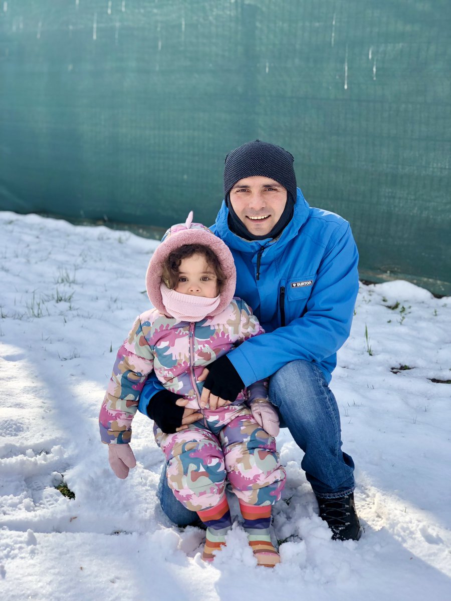 Bu fotoğrafın tarihi 13 Mart 2022.

İstanbul’da yağan son kar.

Ailemizin beraber ve mutlu olduğu son günlerden...

Vera 2.5 yaşında ve yaklaşık bir ay sonra ailemizin paramparça olacağından habersiz çok mutluyuz.

Kar yağdığında evin önüne çıkıp mutlu olan sıradan bir aileydik.