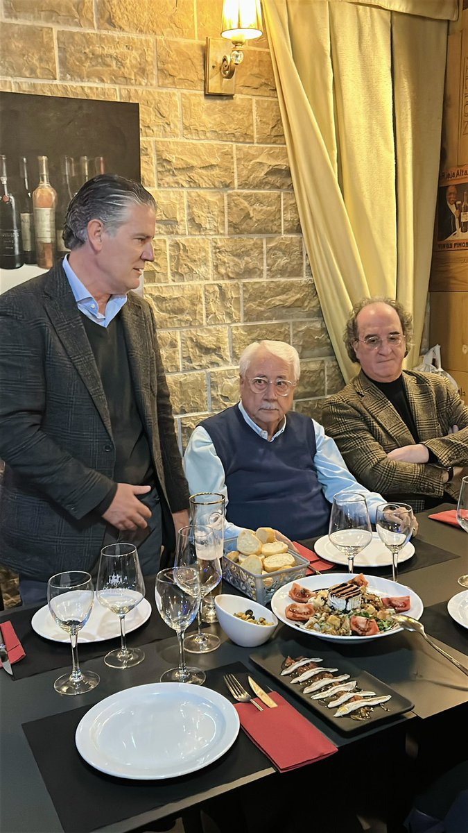 apdv_valencia's tweet photo. Paco Nadal, nuevo presidente de honor de la AEPD Valencia.

Al acto asistieron mas de 30 periodistas deportivos y una representación de la AEPD formada por su presidente, Julián Redondo; vicepresidente, Jesús Álvarez; tesorero, Miguel Ángel Yáñez; y vicesecretario, Tomás Fraga. https://t.co/BhKrGqzTua