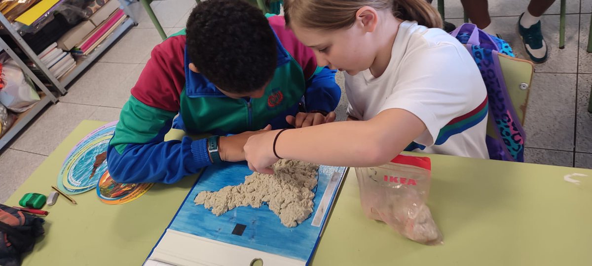 Ciencia a lo Grande🚀de <a href="/ULL/">Universidad de La Laguna</a> <a href="/tfjovenyeduca/">Tenerife Joven y Educa</a> <a href="/MuseosTenerife/">Museos de Tenerife</a> sigue con sus intervenciones escolares en el CPEIPS Ramiro de Maeztu 🏫

Participaron cursos de 6º de primaria y trabajaron la Historia Geológica de Tenerife🌋mediante nuestro libro interactivo "Entre volcanes"🇮🇨