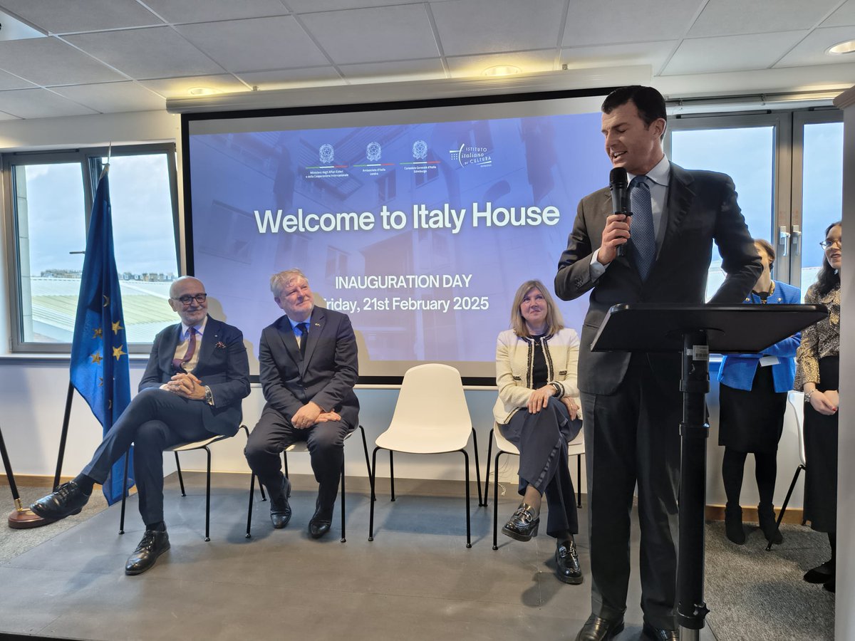ItalyMFA's tweet image. #Edimburgo | SdS @GiorgioSilli ha inaugurato oggi i nuovi locali di @ItalyinEDI e @iicedimburgo presso la #ItalyHouse.🗣️La prima visita in #Scozia del mio mandato importante occasione per rafforzare i legami con l’associazionismo, il #ComItEs,  il #CGIE e la collettività locale”