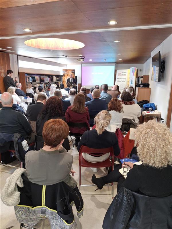Access Europe (@europeaccess) on Twitter photo 🗣️MEP <a href="/BillyKelleherEU/">Billy Kelleher MEP</a> discussing key 🇪🇺policies and the impact #EUFunding has on communities across Ireland🇮🇪 🗣️MEP <a href="/BillyKelleherEU/">Billy Kelleher MEP</a> discussing key 🇪🇺policies and the impact #EUFunding has on communities across Ireland🇮🇪