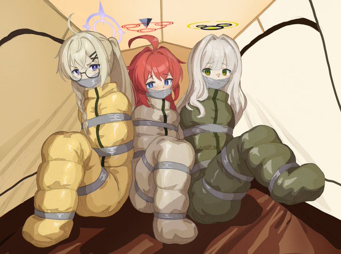 スリープサックにくるまれ、キャンプを満喫するヴェリタス3人組 