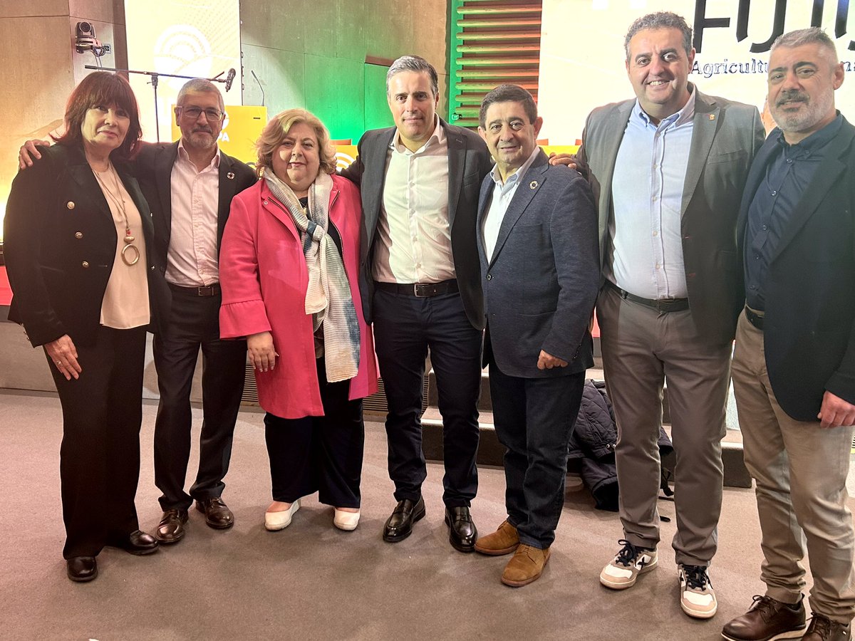 En la Clausura del Congreso Federal de UPA, en Madrid. Donde se produjo el relevo de un gran dirigente historico del mundo agrario Lorenzo Ramos, que fue reemplazado en la Secretaria General por Cristobal Cano con un gran apoyo de mas del 92% de Los votos del Congreso. 🌹