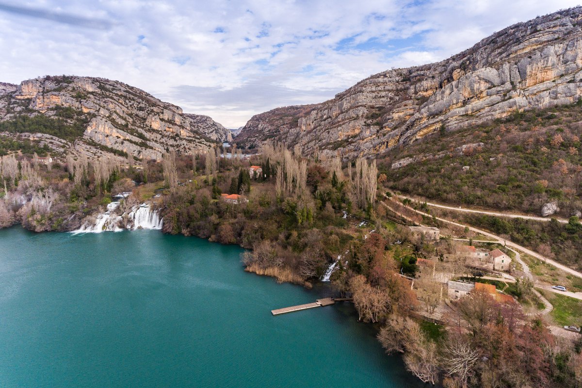 NPKrka's tweet photo. 𝘞𝘪𝘯𝘵𝘦𝘳 𝘢𝘵 𝘒𝘳𝘬𝘢 𝘩𝘢𝘴 𝘪𝘵𝘴 𝘰𝘸𝘯 𝘮𝘢𝘨𝘪𝘤! 🌊❄️

We have one more month to enjoy the winter landscapes before spring arrives. 

Take the weekend to walk through @NPKrka  and experience the power of nature🌿✨

#NPKrka #WinterMagic #WeekendInNature https://t.co/XzM25QOR6N