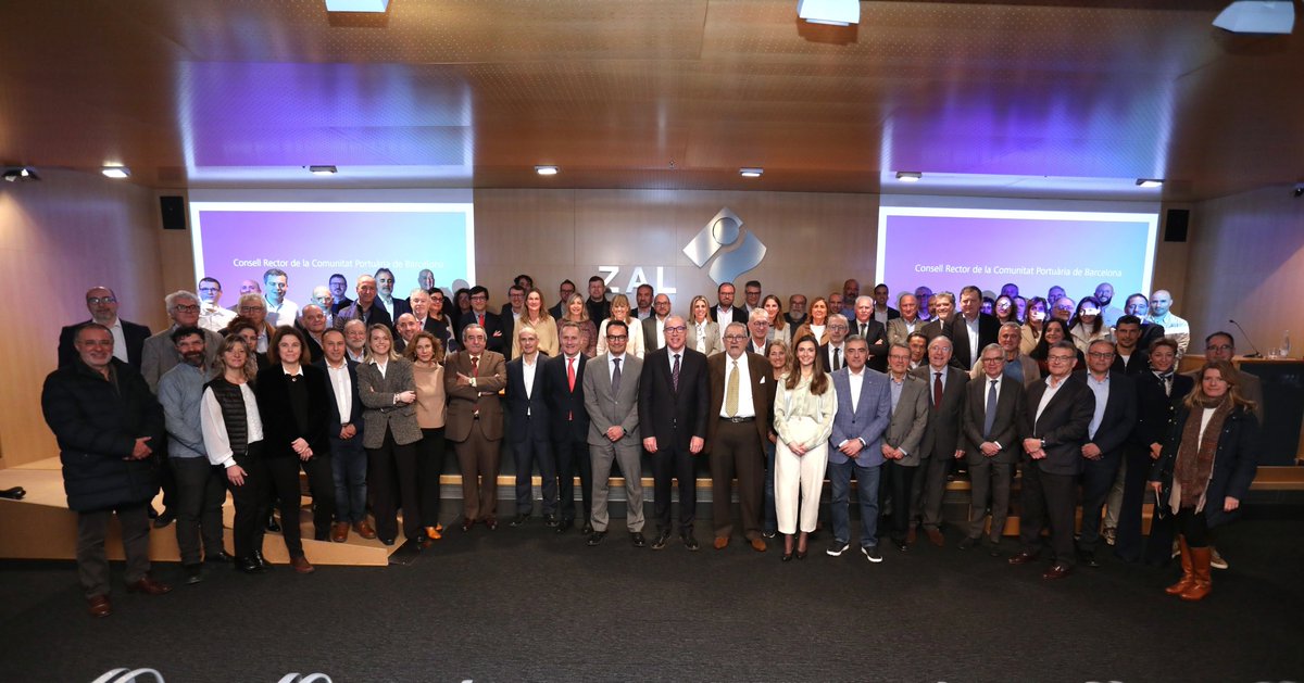 ZALportBCN's tweet photo. 🚢L'equip de @ZALportBCN @JordiGuerreroB va participar ahir al Consell Rector de la #ComunitatPortuària del @PortdeBarcelona a l’auditori del #ServiceCenter #ZALPort 

Es van establir objectius clau en àmbits com la #sostenibilitat, #innovació i #digitalització de cara al 2025 https://t.co/Oxulxe37ya