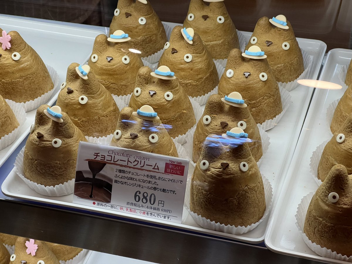 solidstatedog02's tweet photo. 大阪に帰省するのに、お土産に買った。
ここでも外人多いな😓
しかも食べ切れん量を爆買いしてる😱 https://t.co/d33EXzF0QU