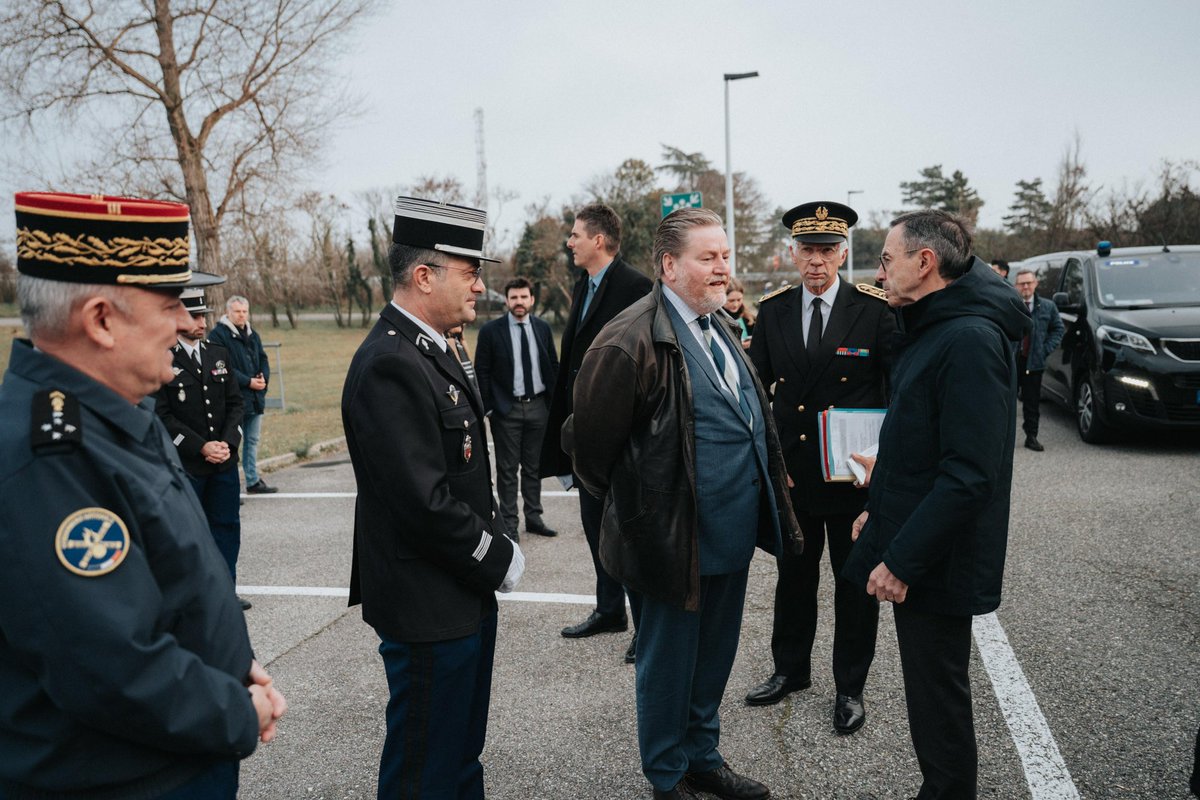 BrunoRetailleau's tweet photo. Nous déployons aujourd’hui le groupe local de contrôle des flux du groupement de gendarmerie départementale de Bourg-lès-Valence. Cette nouvelle unité s’inscrit dans les Plans d’action départementaux pour la restauration de la sécurité du quotidien, que je présenterai tout au long de la journée. Ces plans sont adaptés à chaque département, avec une liberté d’action et d’initiative, afin de restaurer la sécurité du quotidien.