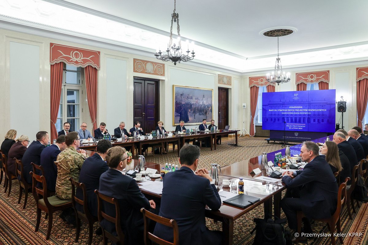 NRR_KPRP's tweet photo. 👥 W czwartek Rada ds. Strategicznych Projektów Rozwojowych rozmawiała o cyberbezpieczeństwie, w tym jego ekonomicznych aspektach.

➡️ https://t.co/pdf43u03VI https://t.co/cqlOUQyQoh