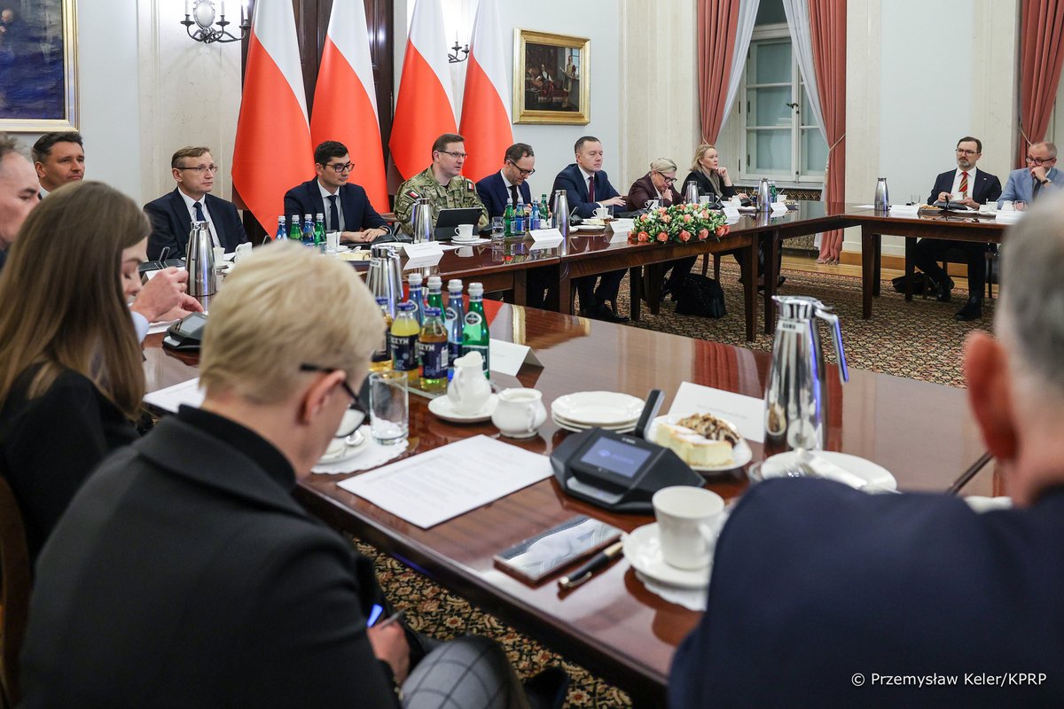 NRR_KPRP's tweet photo. 👥 W czwartek Rada ds. Strategicznych Projektów Rozwojowych rozmawiała o cyberbezpieczeństwie, w tym jego ekonomicznych aspektach.

➡️ https://t.co/pdf43u03VI https://t.co/cqlOUQyQoh