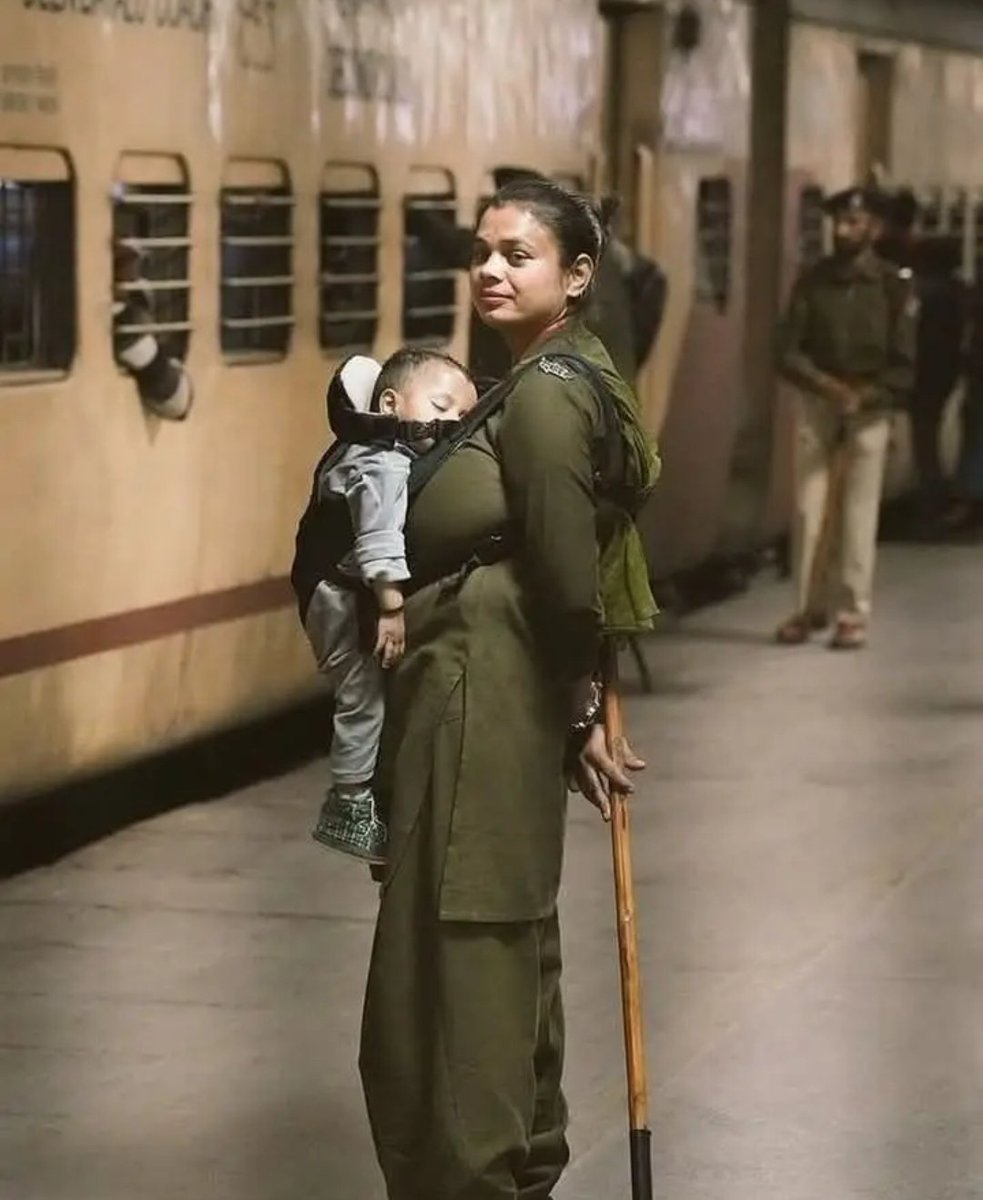 इतनी बड़ी दुनिया में जो कुछ भी दृश्यमान है,,,
मुझे नहीं लगता है मां से कोई बलवान है❣️
