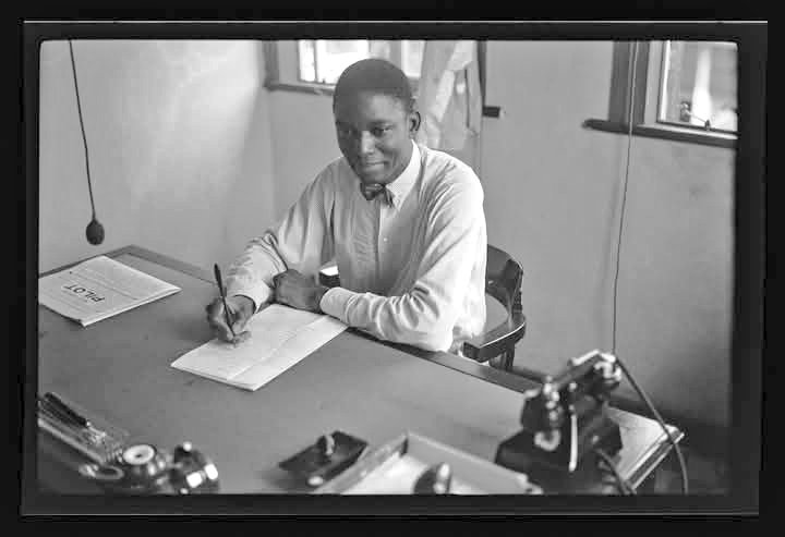 tohire_ng's tweet image. Photo 📸 

A 33-year-old Nnamdi Azikiwe in his office as the founder editor of the West African Pilot Newspaper, 1937. 

Credit: History Daily / Facebook