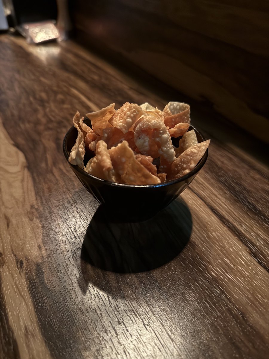 BARTHEGYO's tweet image. BAR THE GYOのお通し
『餃子の皮チップス』

オリーブオイルで炒めた特製の餃子の皮はパリッと。味付けは塩。